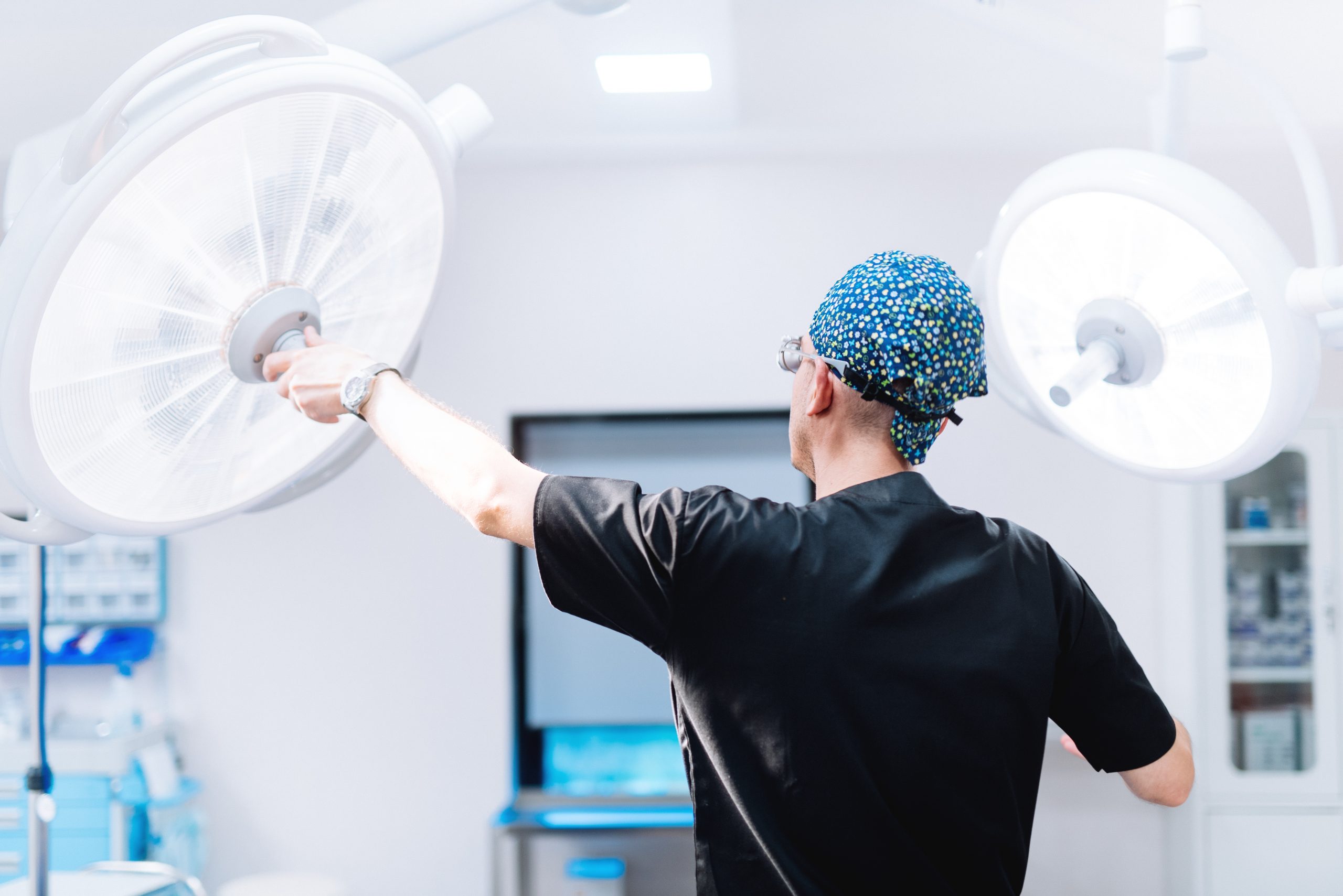 Operating lamp: what color should the lighting be in an operating room?