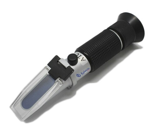 How does a refractometer work?