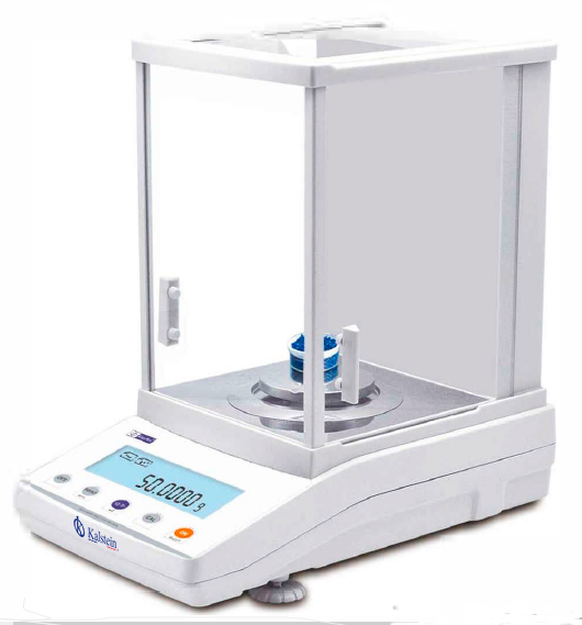 Pourquoi est-il important d'utiliser la balance analytique pour la fabrication des produits de nettoyage ?